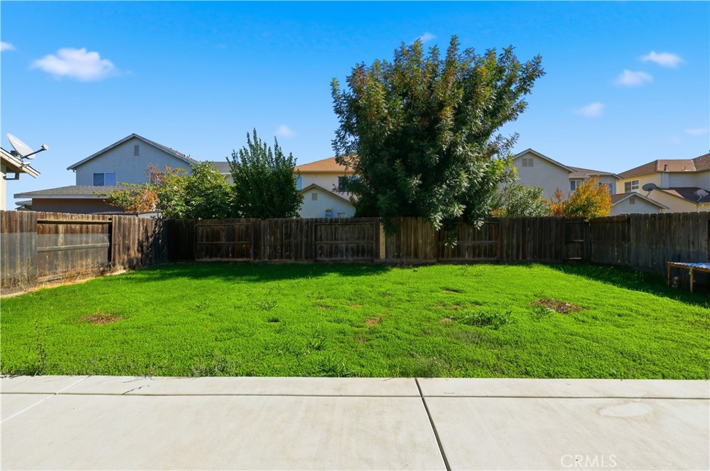 84 Jack Court Merced, CA 95341 - Photo 33 of 34 a backyard of a house with lots of green space