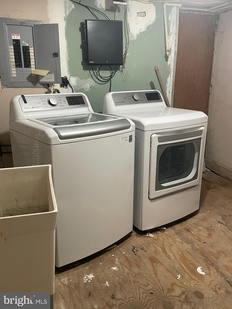 1115 West Wyoming Avenue Philadelphia, PA 19140 - Photo 33 of 33 a utility room with dryer and washer