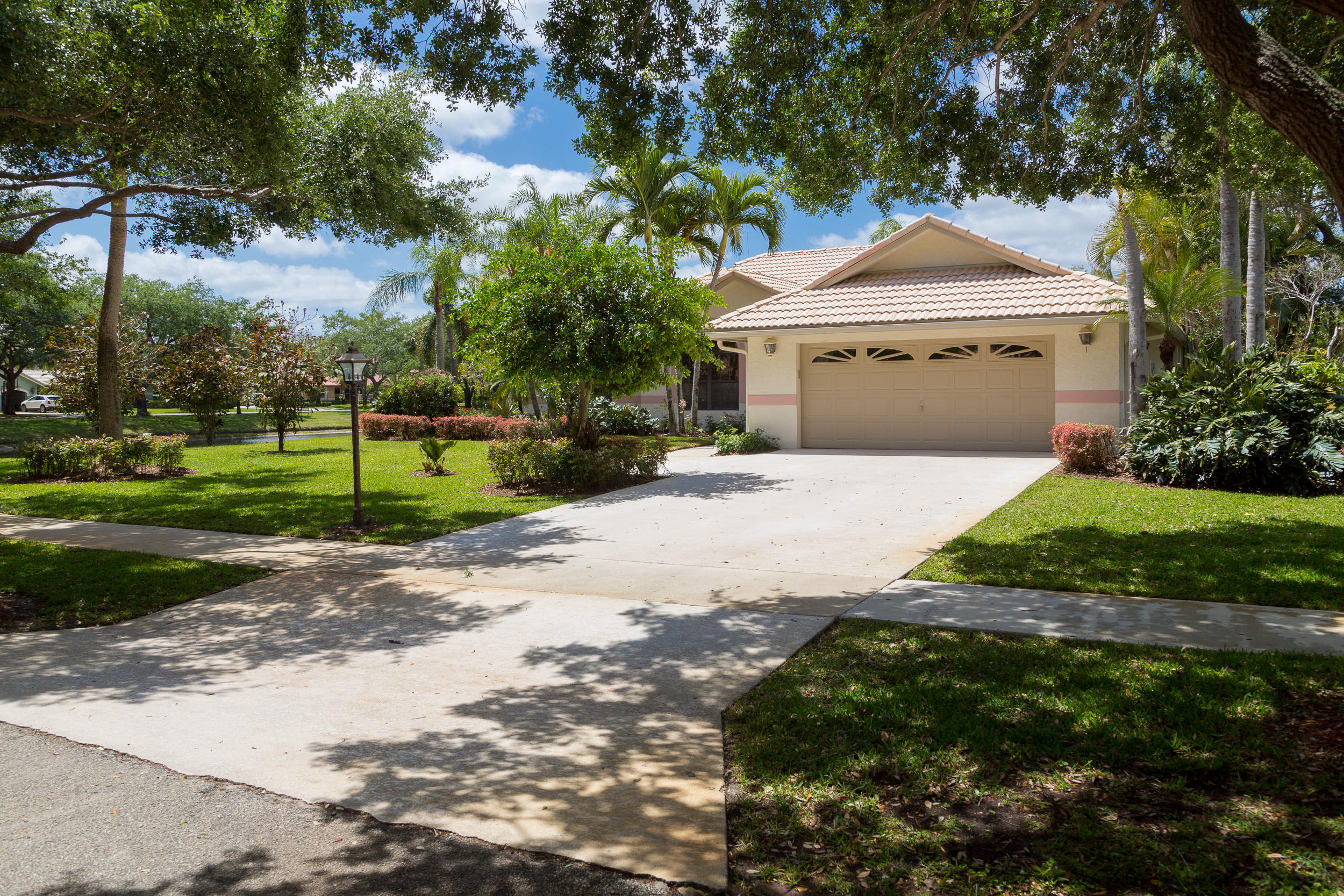 2330 Rabbit Hollowe Circle Delray Beach, FL 33445 - Photo 4 of 39 Right on the Lake!