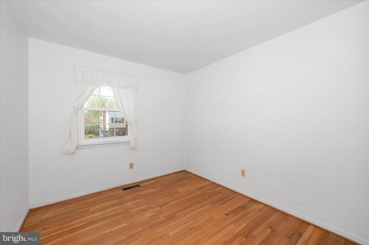 1300 Holliben Road Severna Park, MD 21146 - Photo 29 of 69 an empty room with windows