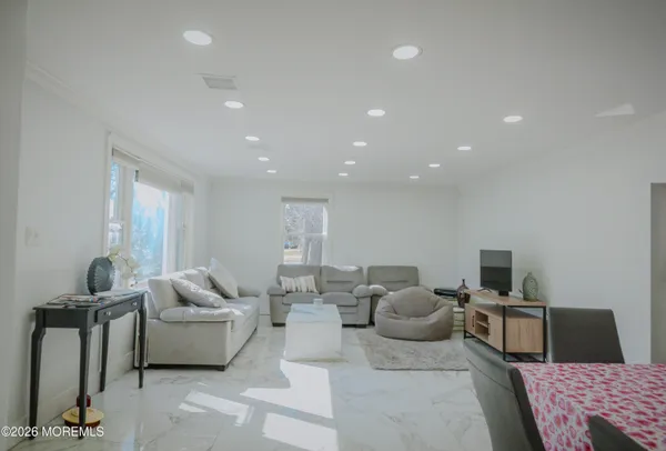 $2,400 | 295 Roosevelt Avenue, Oakhurst, NJ 07755