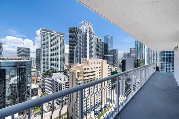 $6,000 | 1200 Brickell Bay Drive, Unit 2824, Miami, FL 33131