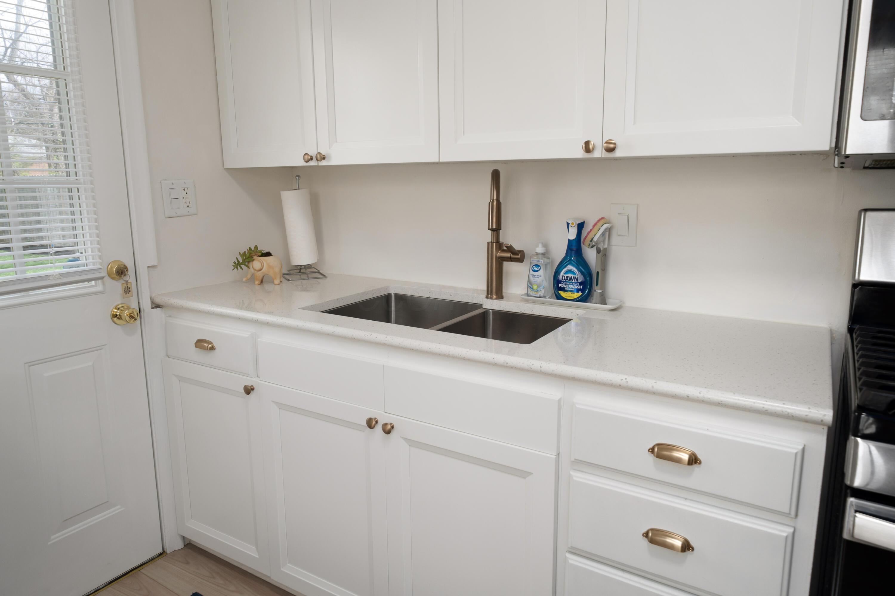 114 Chase Road Columbus, OH 43214 - Photo 10 of 35 Kitchen with quartz counters