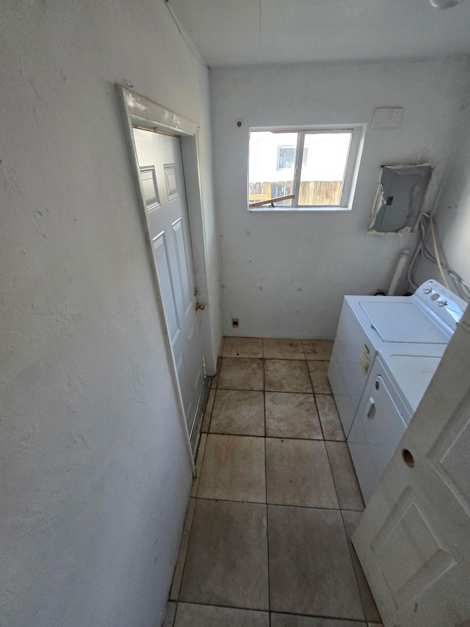 5900 Garfield Street, Unit E Hollywood, FL 33021 - Photo 8 of 9 1000345121