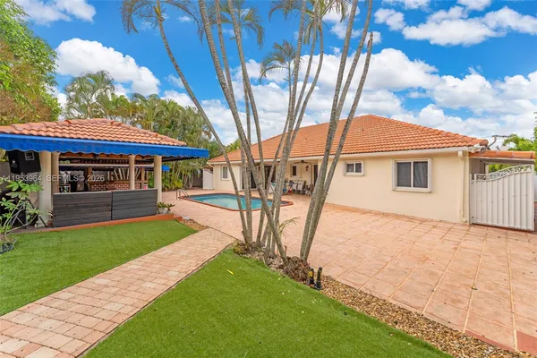 a view of a yard in front of house