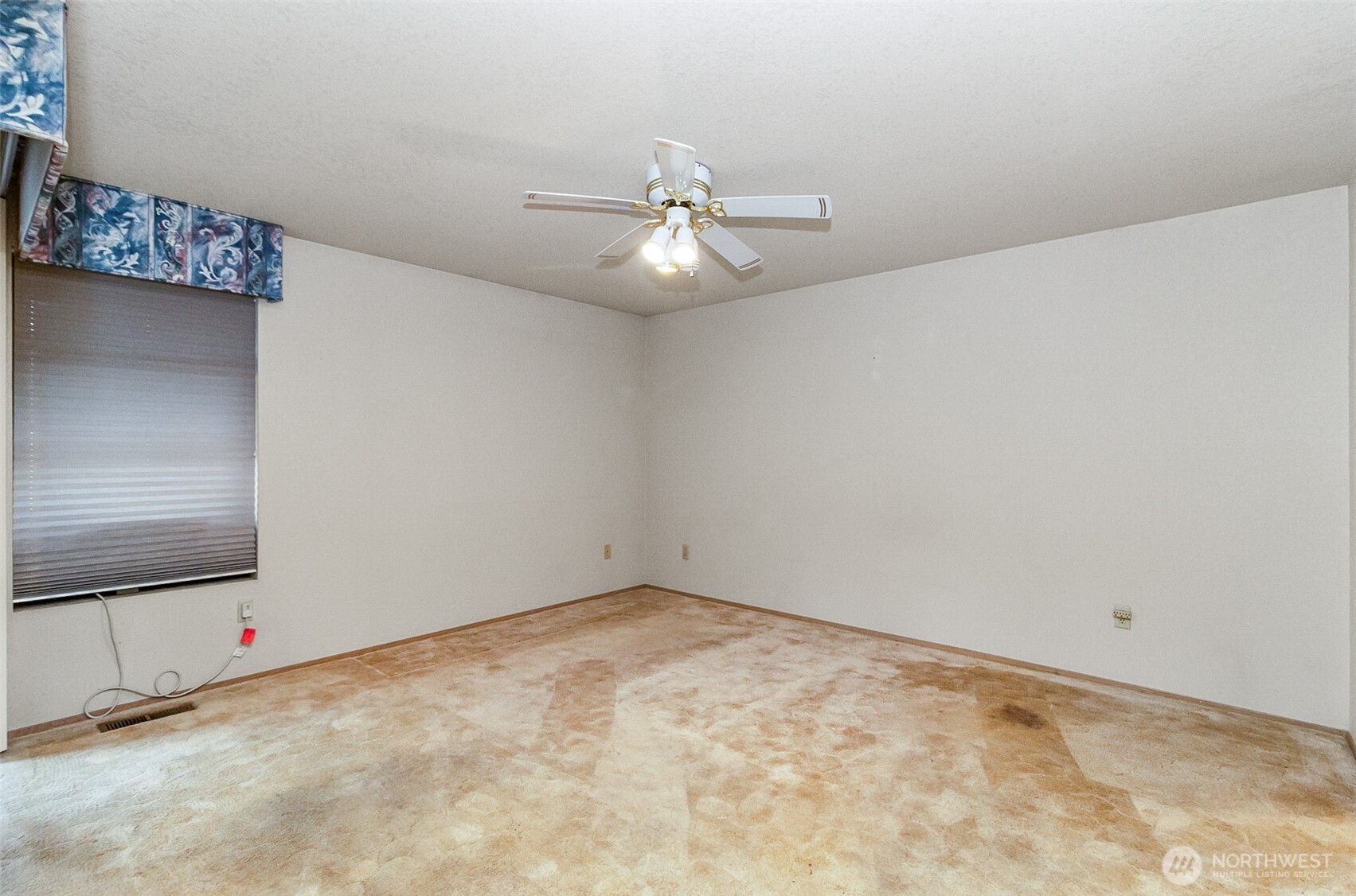 1310 Boise Street Fircrest, WA 98466 - Photo 28 of 36 en empty room with ceiling fan and window
