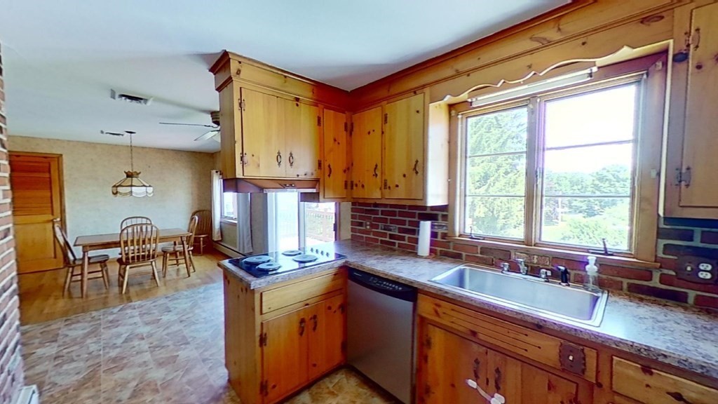 18 Oconnell Road Holyoke, MA 01040 - Photo 3 of 20 Gallery Image 3