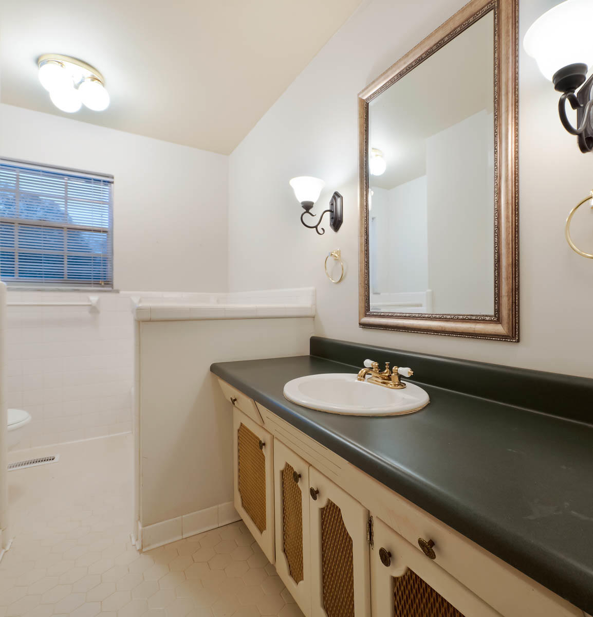 220 Masters Road East Hixson, TN 37343 - Photo 23 of 49 Guest Bathroom (upstairs)