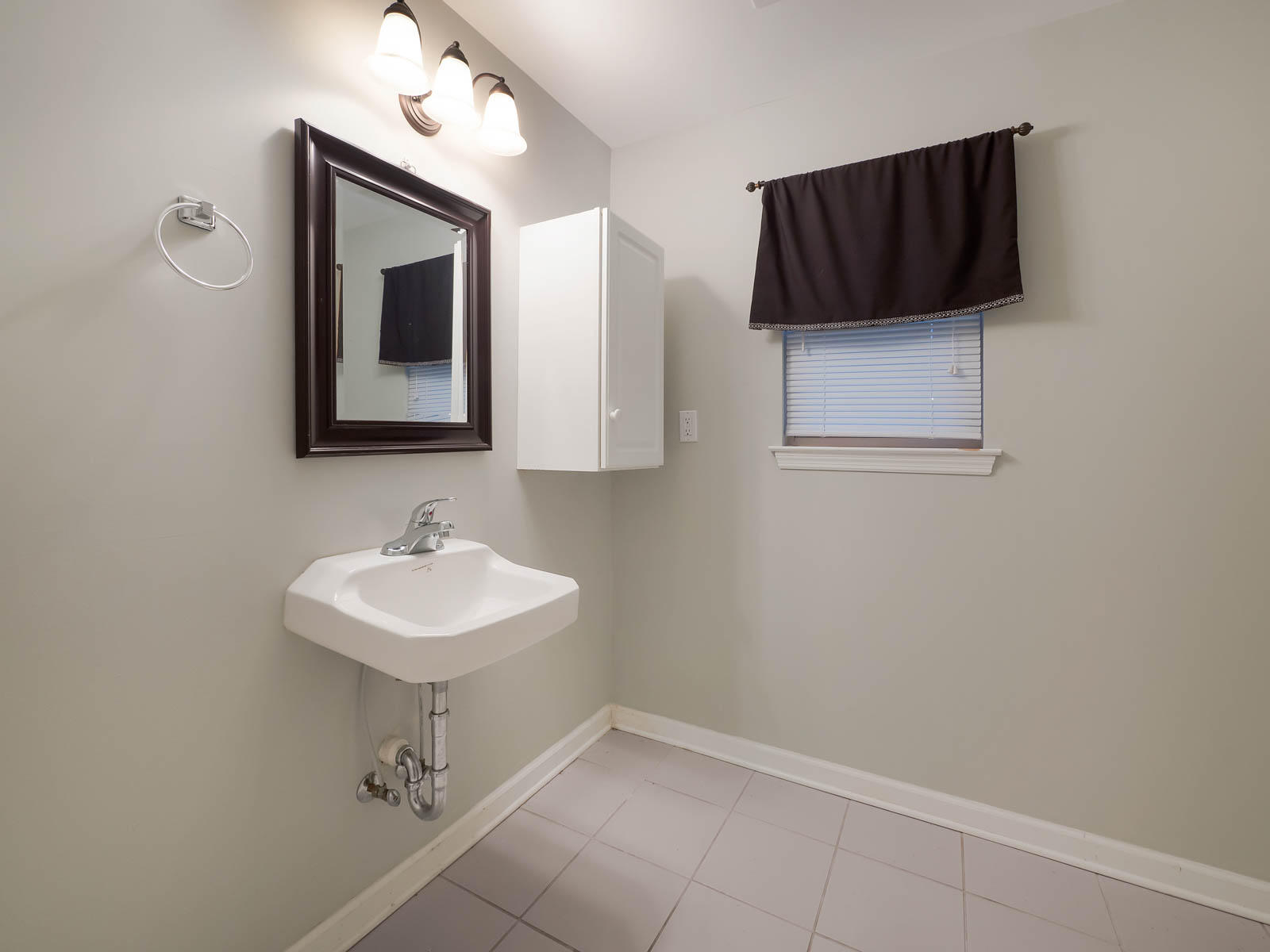 220 Masters Road East Hixson, TN 37343 - Photo 30 of 49 Guest Bathroom (downstairs)