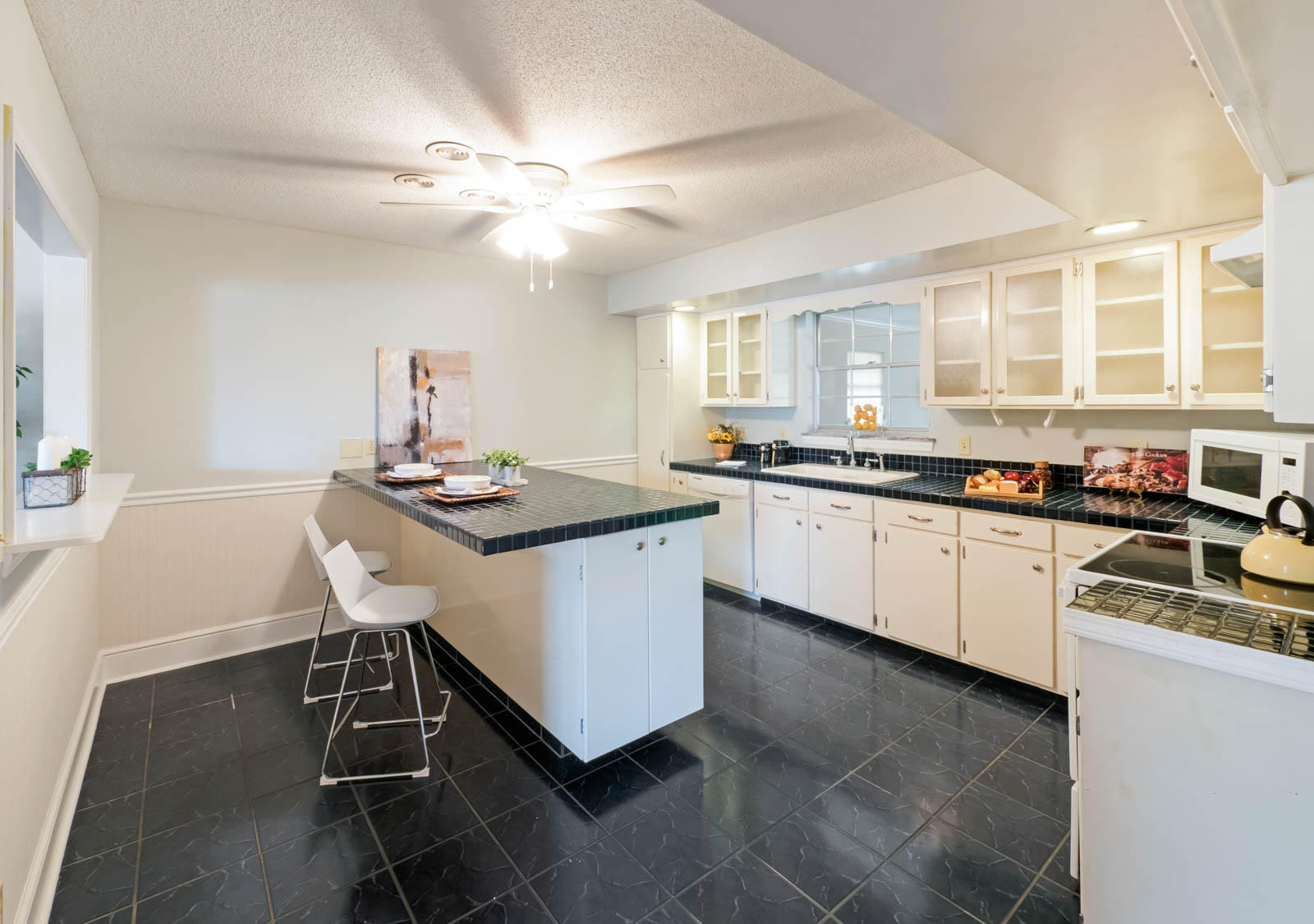 220 Masters Road East Hixson, TN 37343 - Photo 9 of 49 Kitchen with Large Island