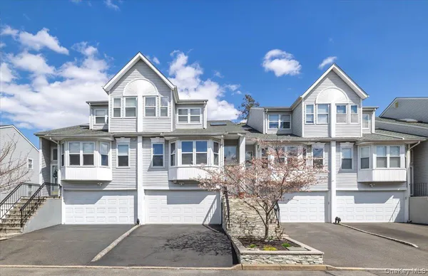 $989,000 | 9 Eastern Drive, New Hyde Park, NY 11040