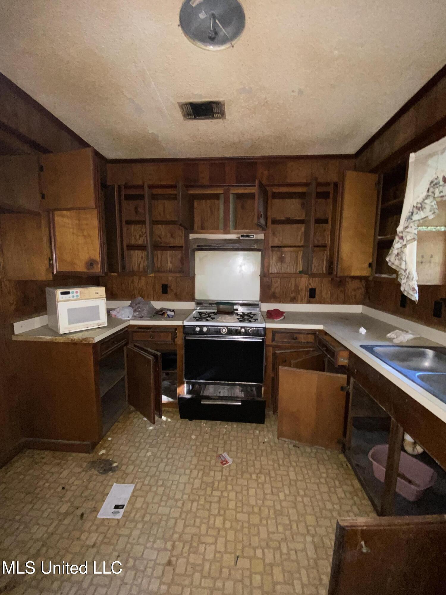 742 Hamburg Road Roxie, MS 39661 - Photo 5 of 14 742 Hamburg kitchen 3