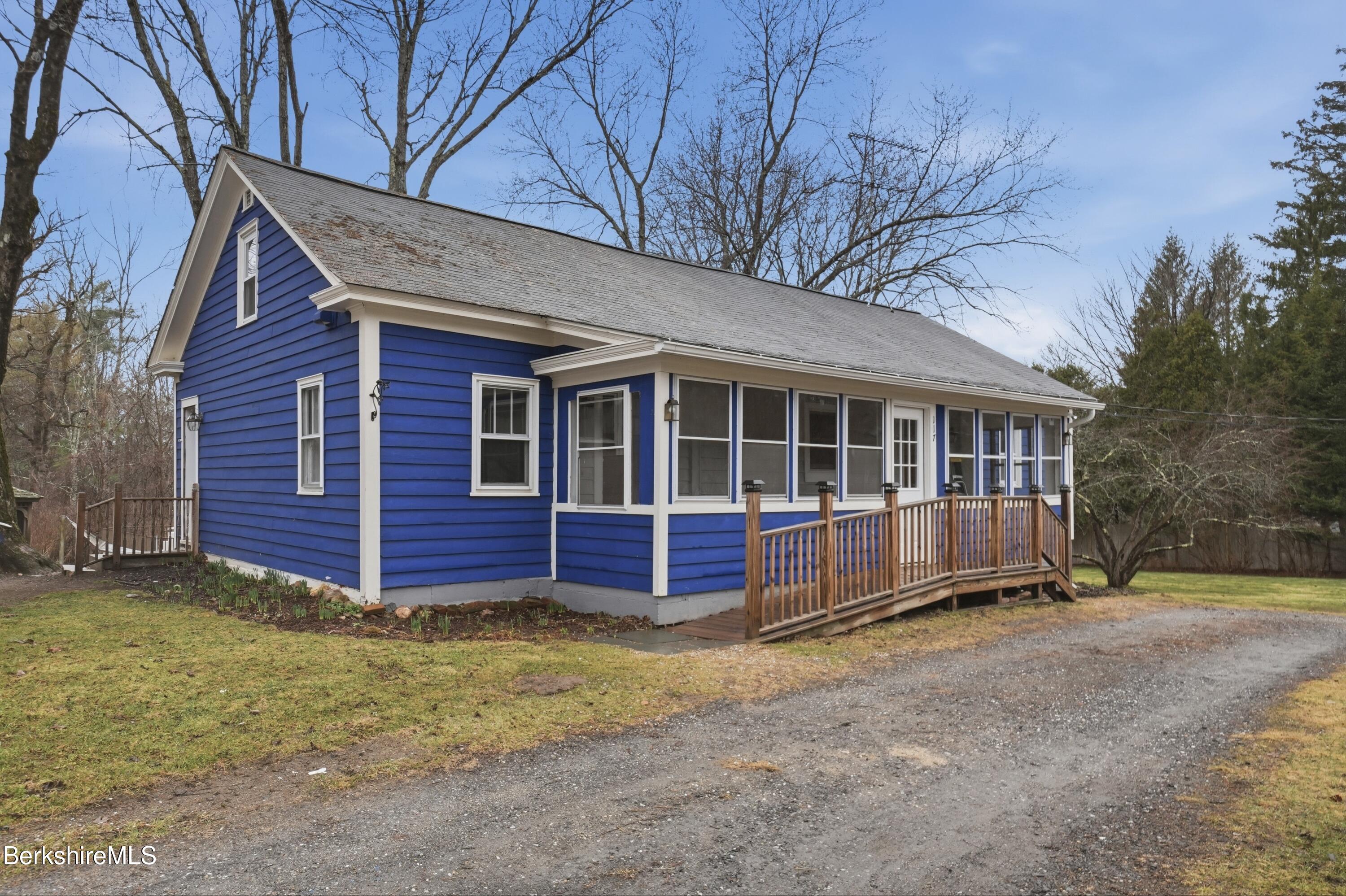 a view of front of a house with a yard