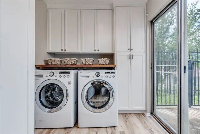 a view of entryway with washer and dryer