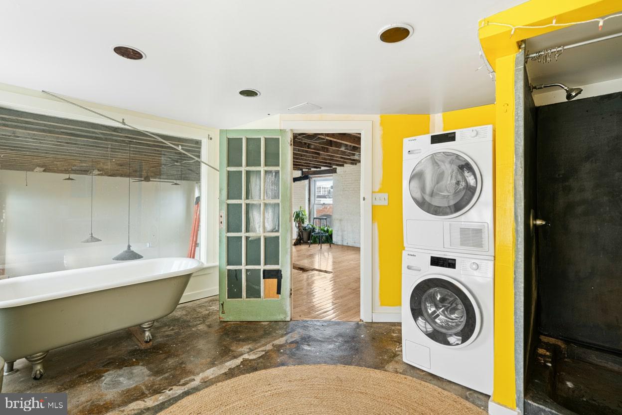 153 West Jefferson Street Philadelphia, PA 19122 - Photo 15 of 31 a bathroom with a sink a mirror and a tub