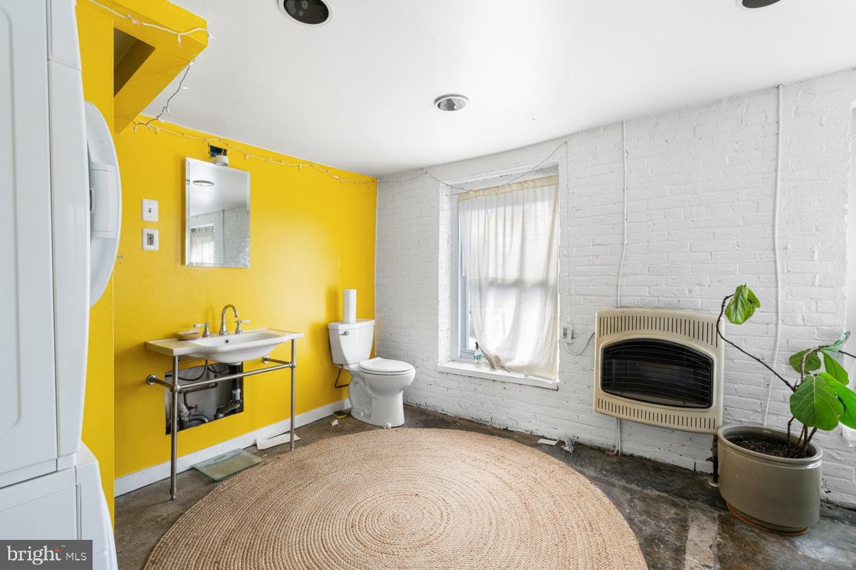 153 West Jefferson Street Philadelphia, PA 19122 - Photo 16 of 31 a bedroom with a bed and a window