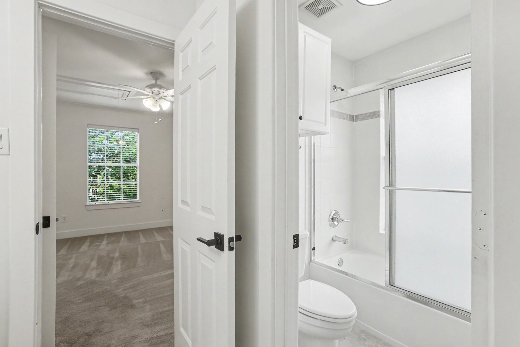1470 Springrock Lane, Unit 6 Houston, TX 77055 - Photo 23 of 31 Jack and jill bathroom located between the two secondary bedrooms.