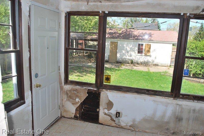 10519 Balfour Road Detroit, MI 48224 - Photo 21 of 25 Sun room