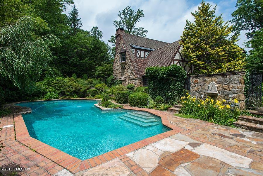 21 Konittekock Road Greenwich, CT 06831 - Photo 17 of 23 a view of a backyard with a garden
