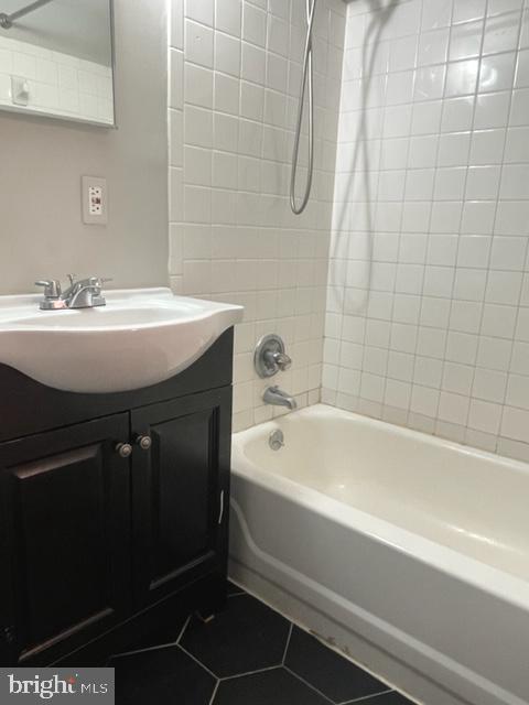 110 Autumn Hill Way Gaithersburg, MD 20877 - Photo 27 of 31 a bathroom with a sink and a bathtub