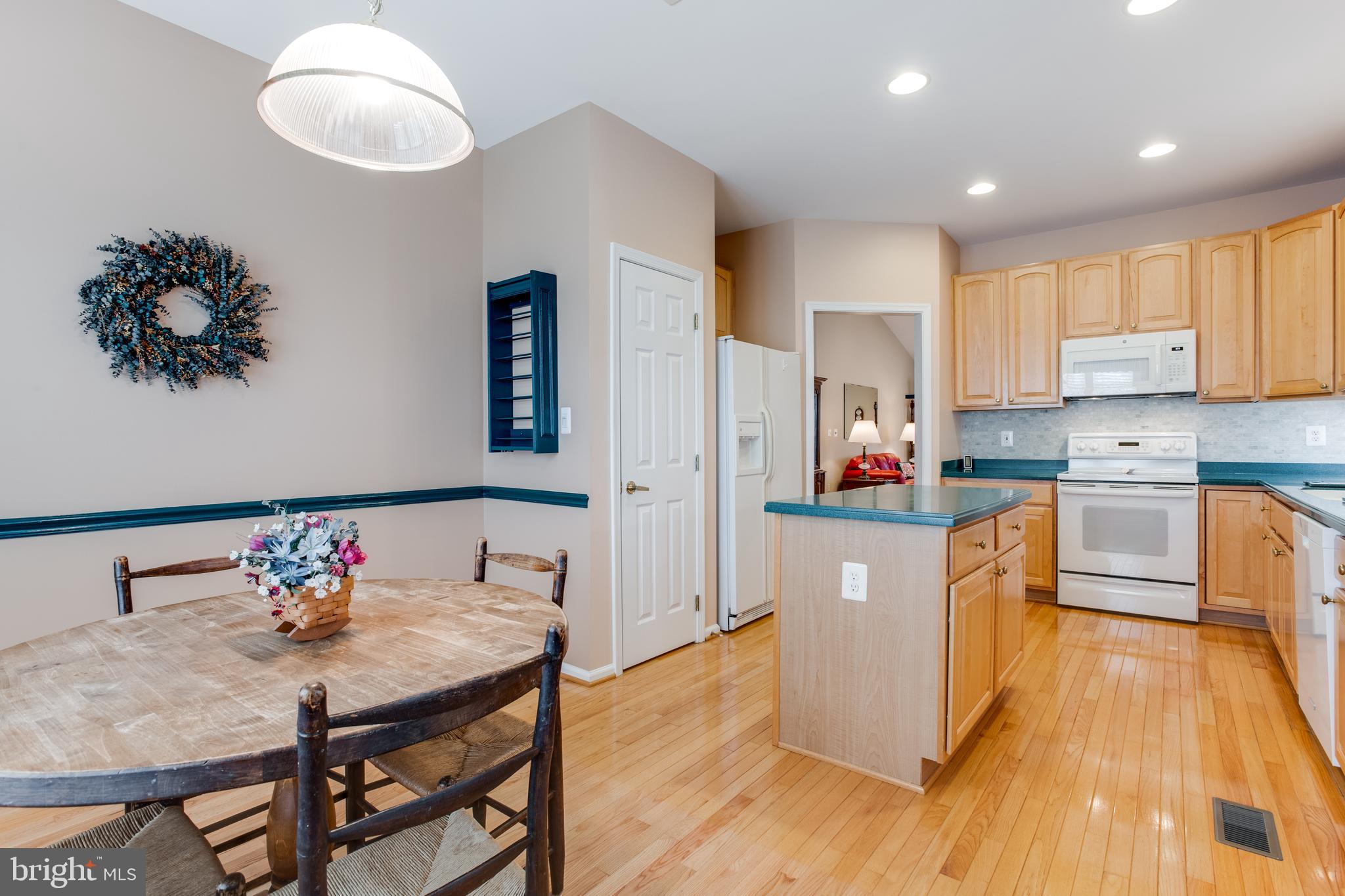 13533 Ryton Ridge Lane Gainesville, VA 20155 - Photo 14 of 65 Breakfast are in kitchen with kitchen table space!