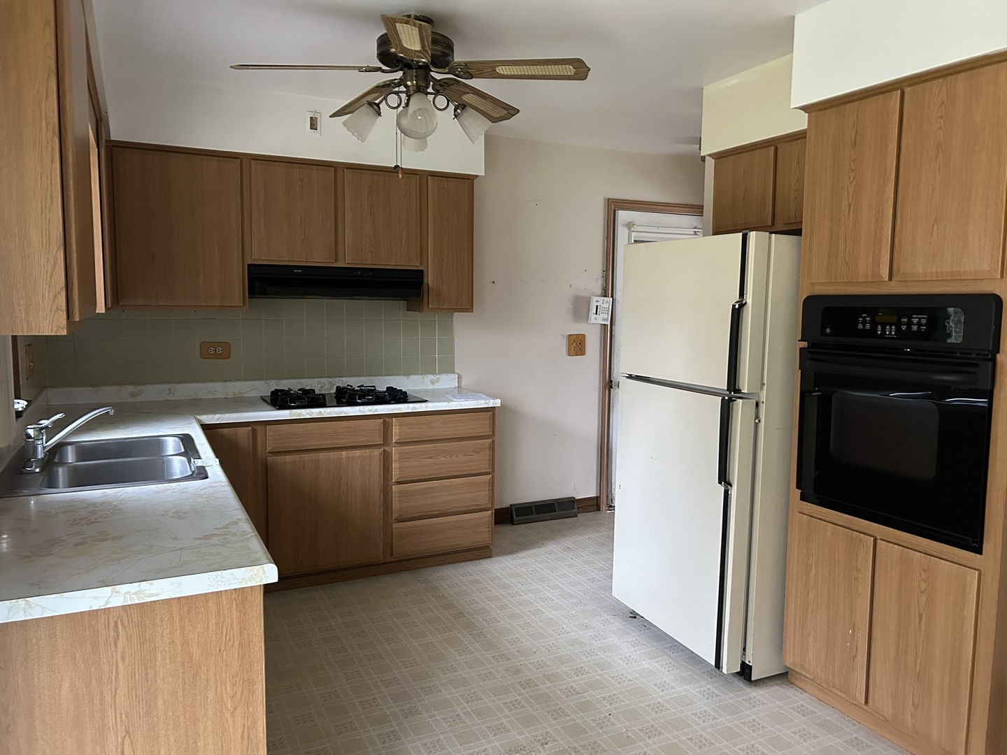 1755 Country Knoll Lane Elgin, IL 60123 - Photo 3 of 36