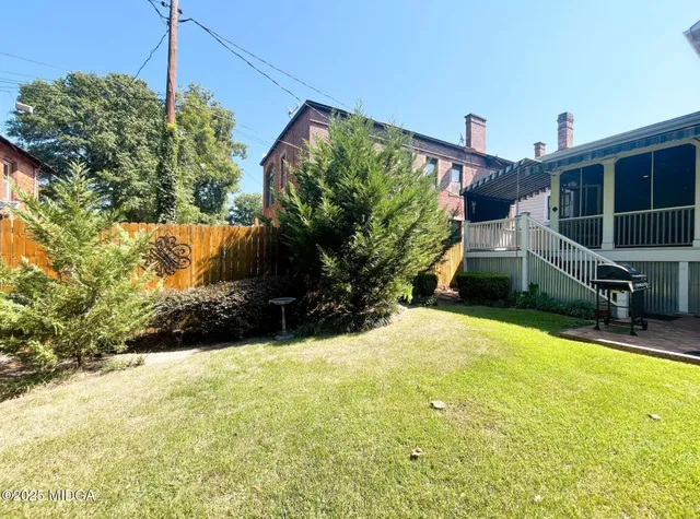 a view of a backyard