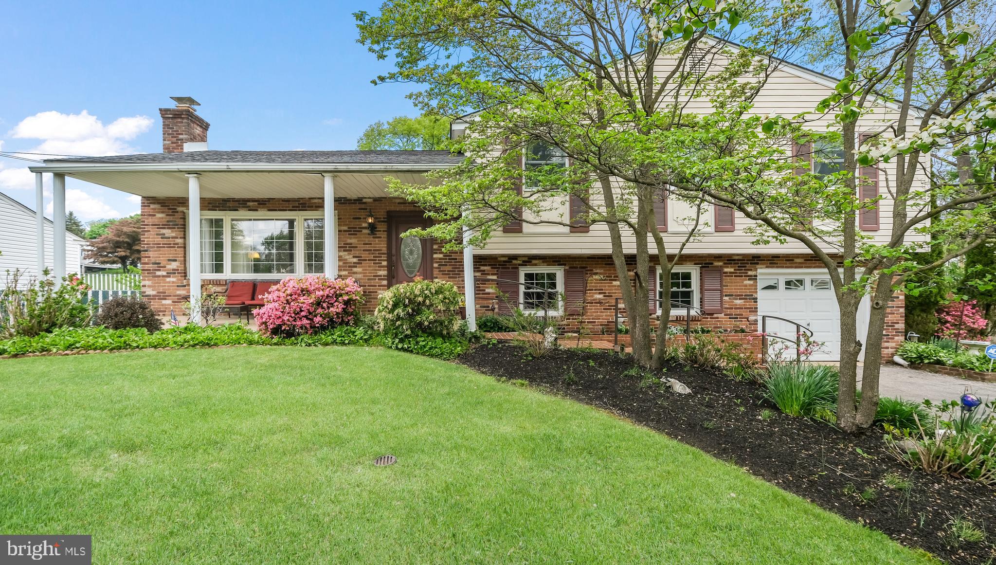 Welcome home to 2370 Weir Rd!