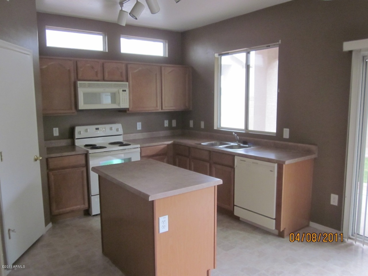 1369 South Swallow Lane Gilbert, AZ 85296 - Photo 7 of 8 Kitchen