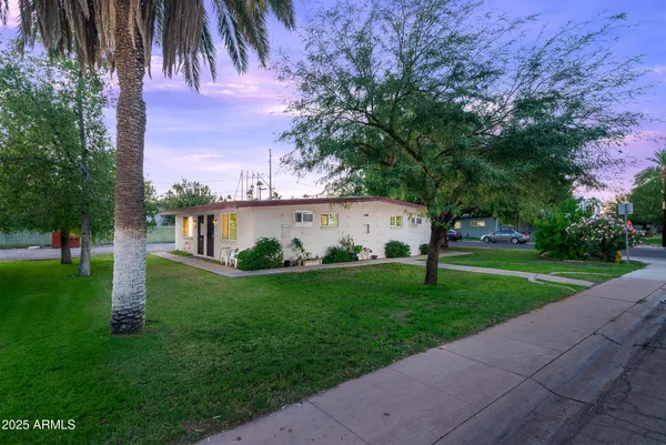 a view of a back yard