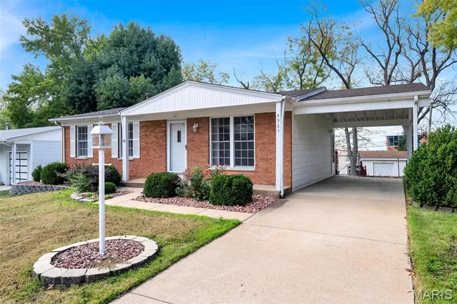 $172,500 | 4921 Tulip Tree Lane, Hazelwood, MO 63042