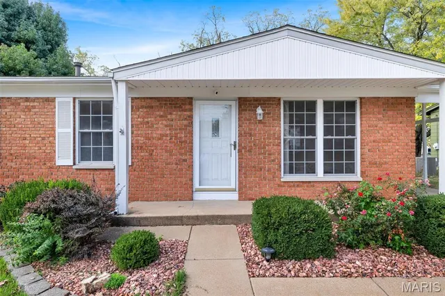 $172,500 | 4921 Tulip Tree Lane, Hazelwood, MO 63042