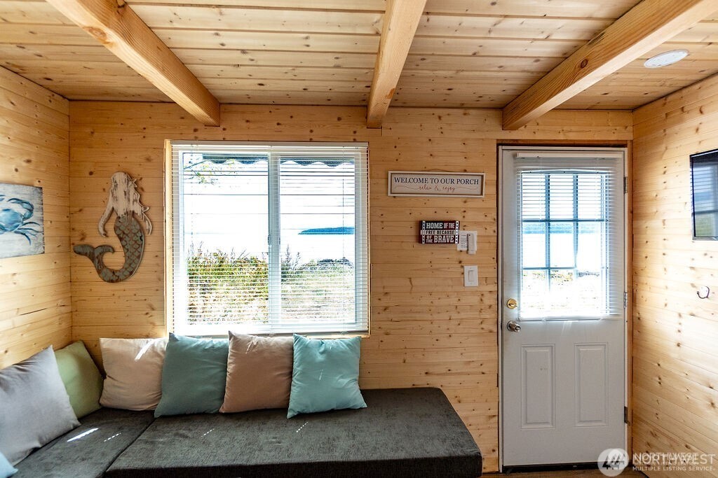 22 South Beach Drive Everett, WA 98201 - Photo 18 of 37 a living room with furniture and a window