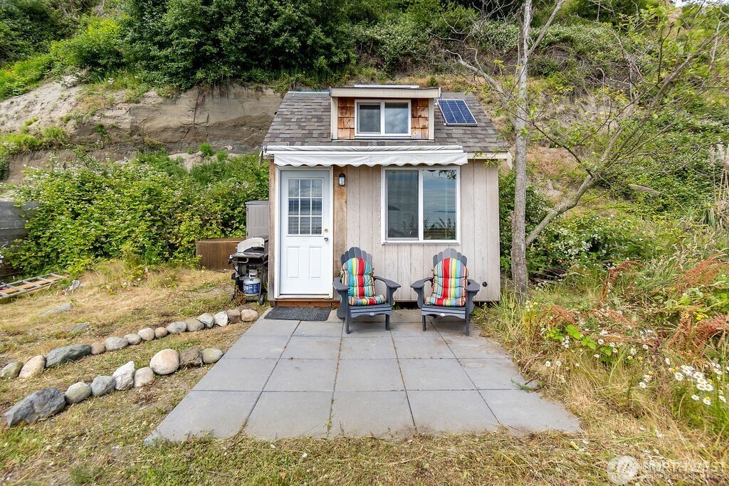22 South Beach Drive Everett, WA 98201 - Photo 2 of 37 front view of a house with a yard