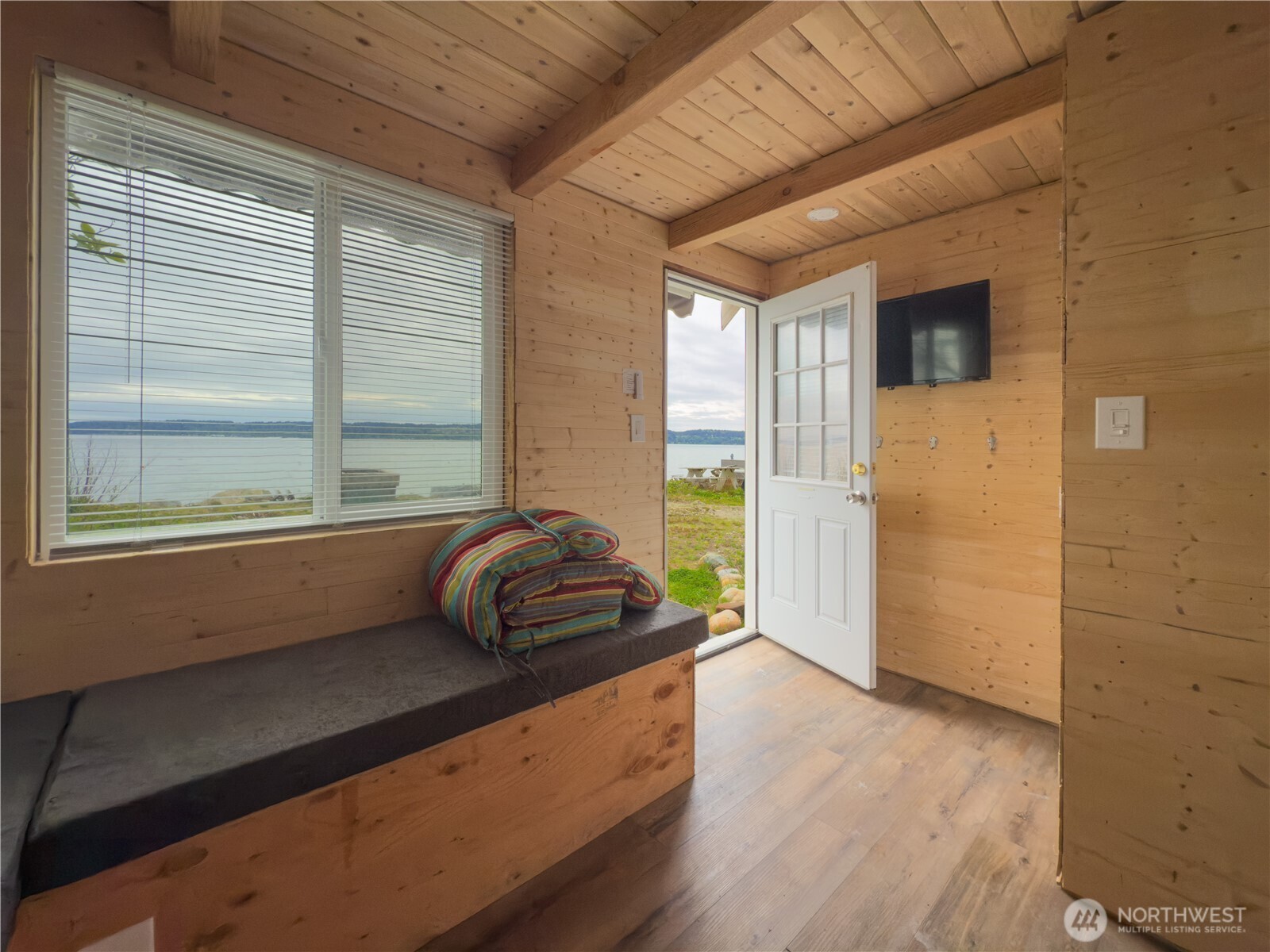 22 South Beach Drive Everett, WA 98201 - Photo 22 of 37 a room with furniture and windows