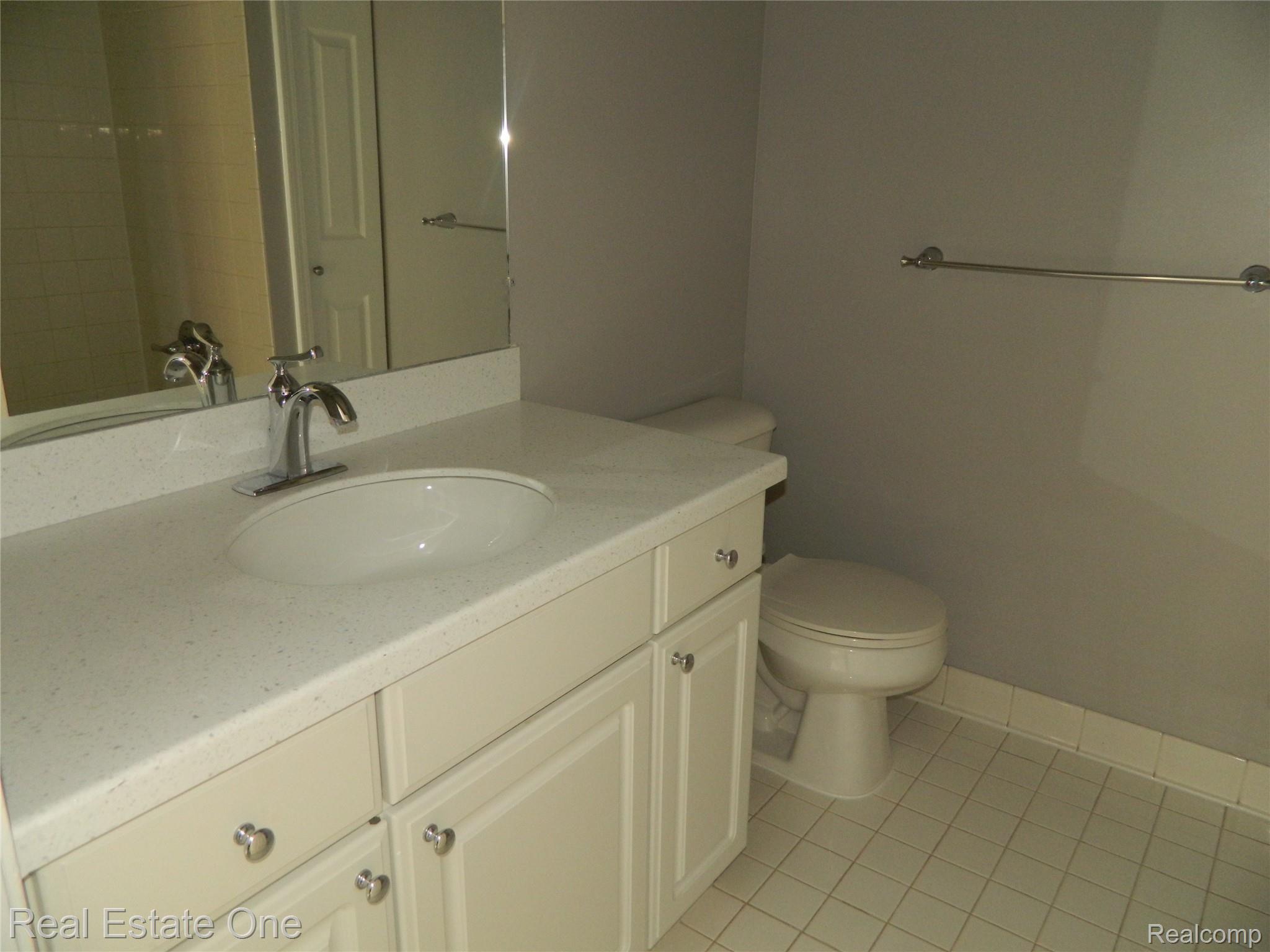 1453 Chesapeake Road, Unit 40 Royal Oak, MI 48067 - Photo 14 of 17 036.JPG