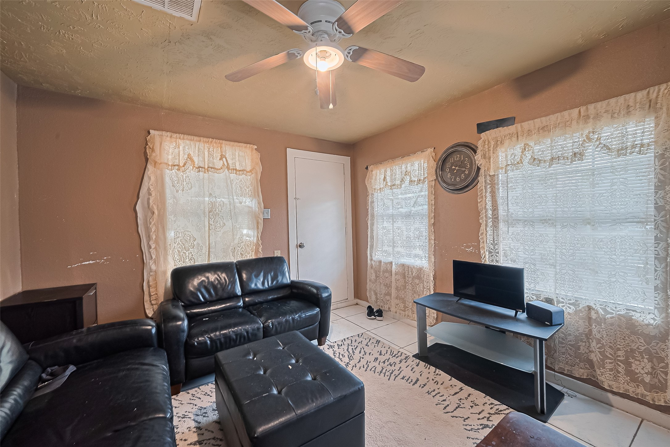 5012 Eigel Street Houston, TX 77007 - Photo 28 of 45 a living room with furniture and a flat screen tv