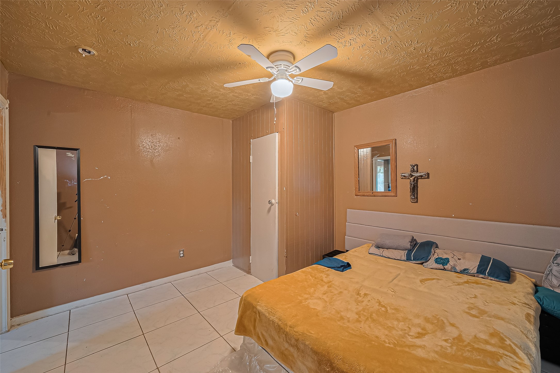 5012 Eigel Street Houston, TX 77007 - Photo 31 of 45 a bedroom with a bed and a chandelier