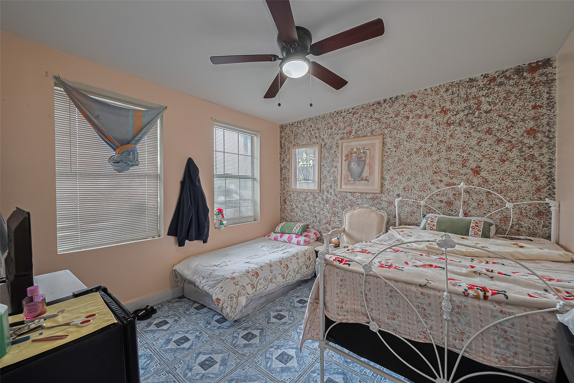 5012 Eigel Street Houston, TX 77007 - Photo 39 of 45 a bedroom that has a bed and a table in it