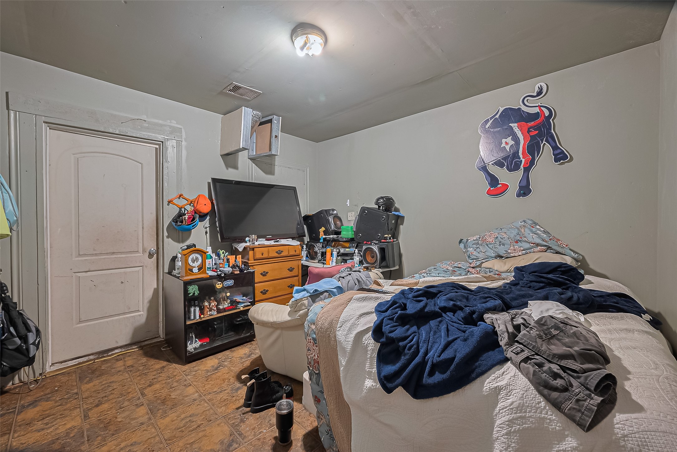 5012 Eigel Street Houston, TX 77007 - Photo 44 of 45 a bed room with a bed and a couch