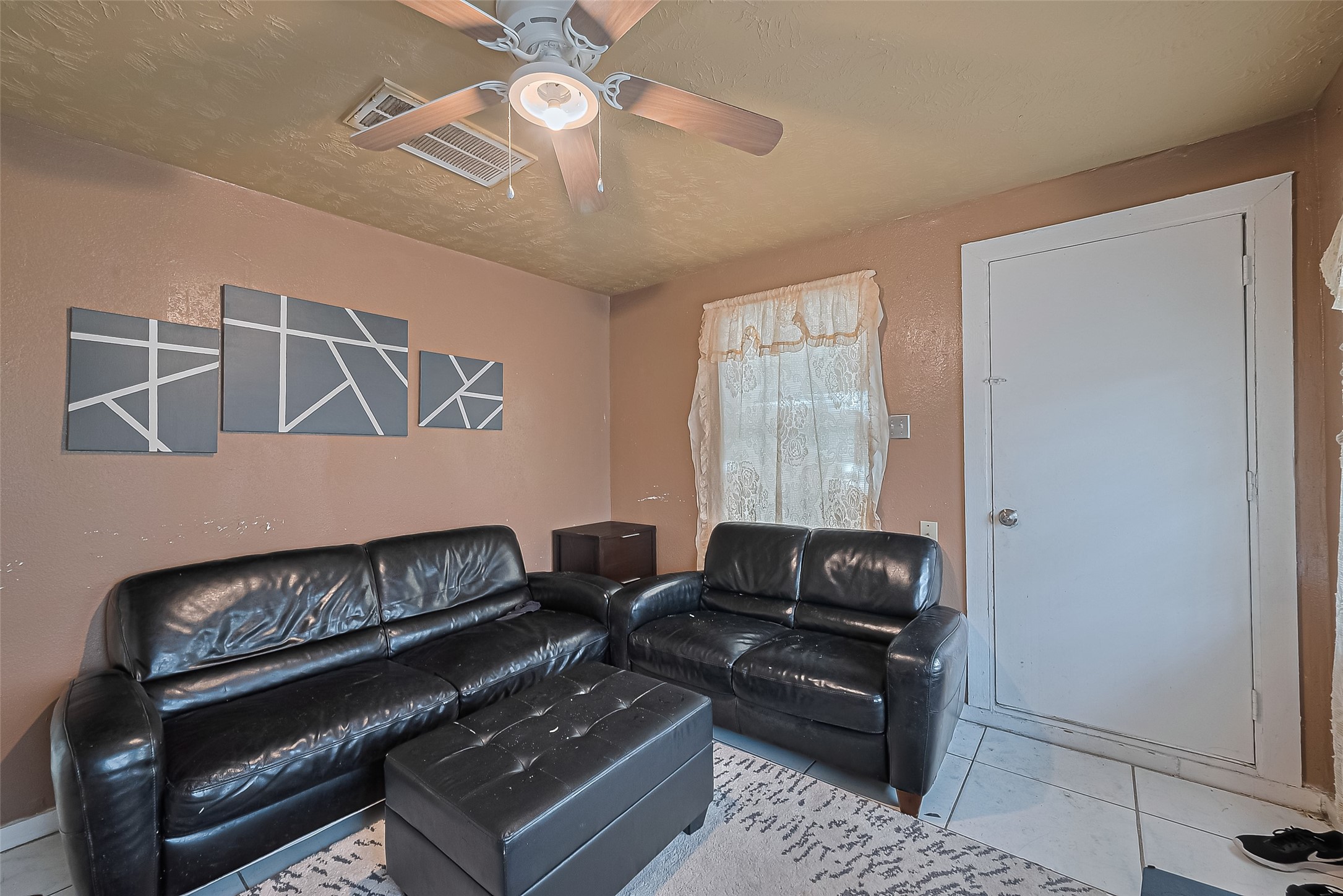 5012 Eigel Street Houston, TX 77007 - Photo 45 of 45 a living room with furniture