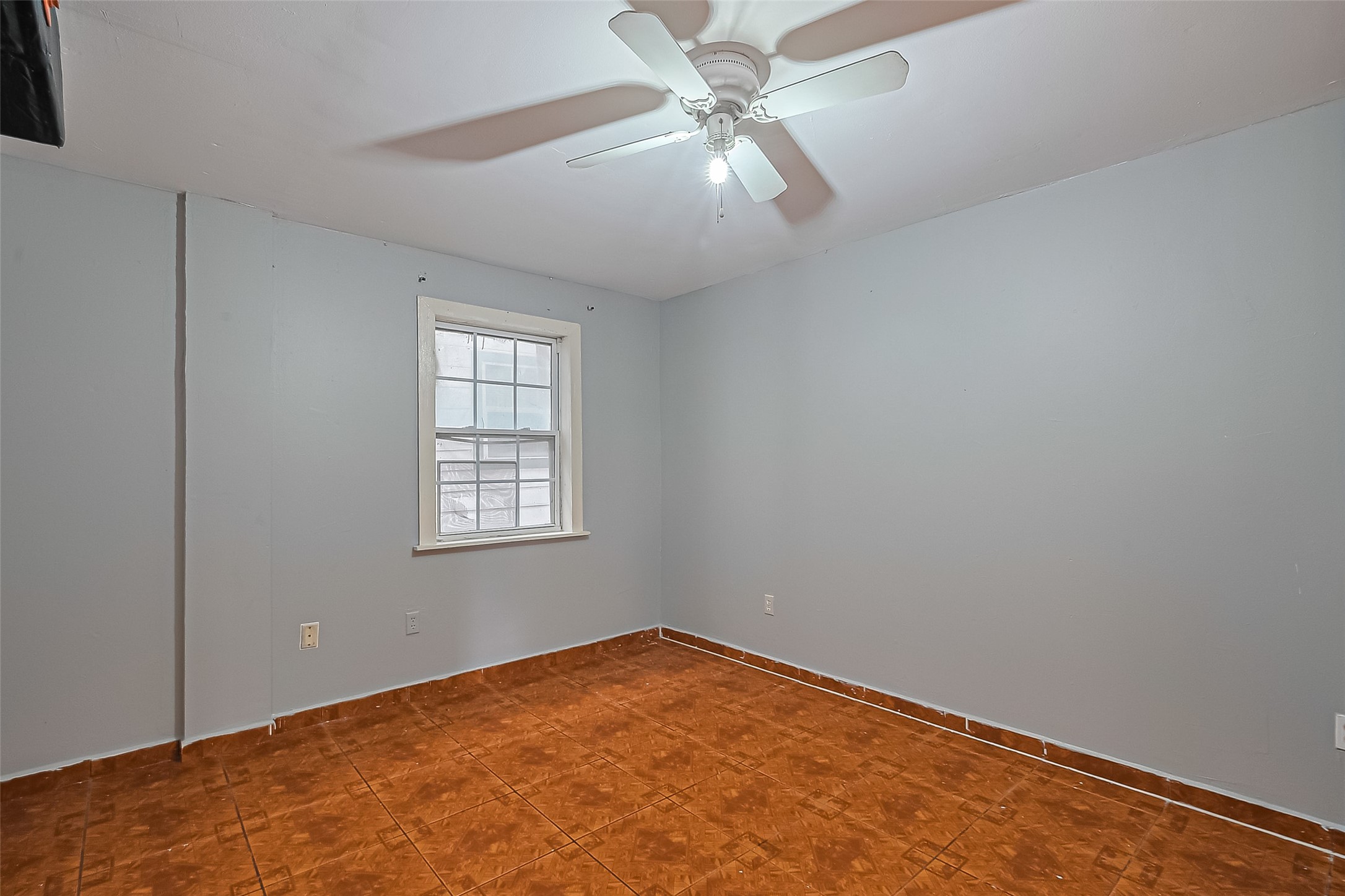 5012 Eigel Street Houston, TX 77007 - Photo 6 of 45 an empty room with a window