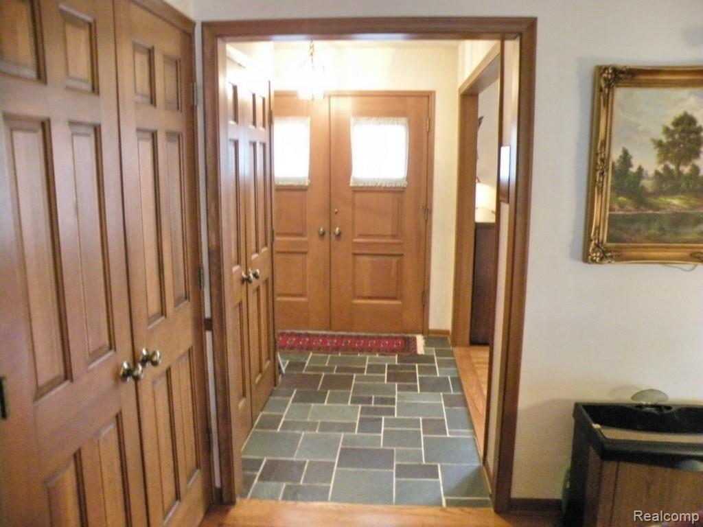 1710 Oakstone Drive Rochester, MI 48309 - Photo 3 of 20 Foyer