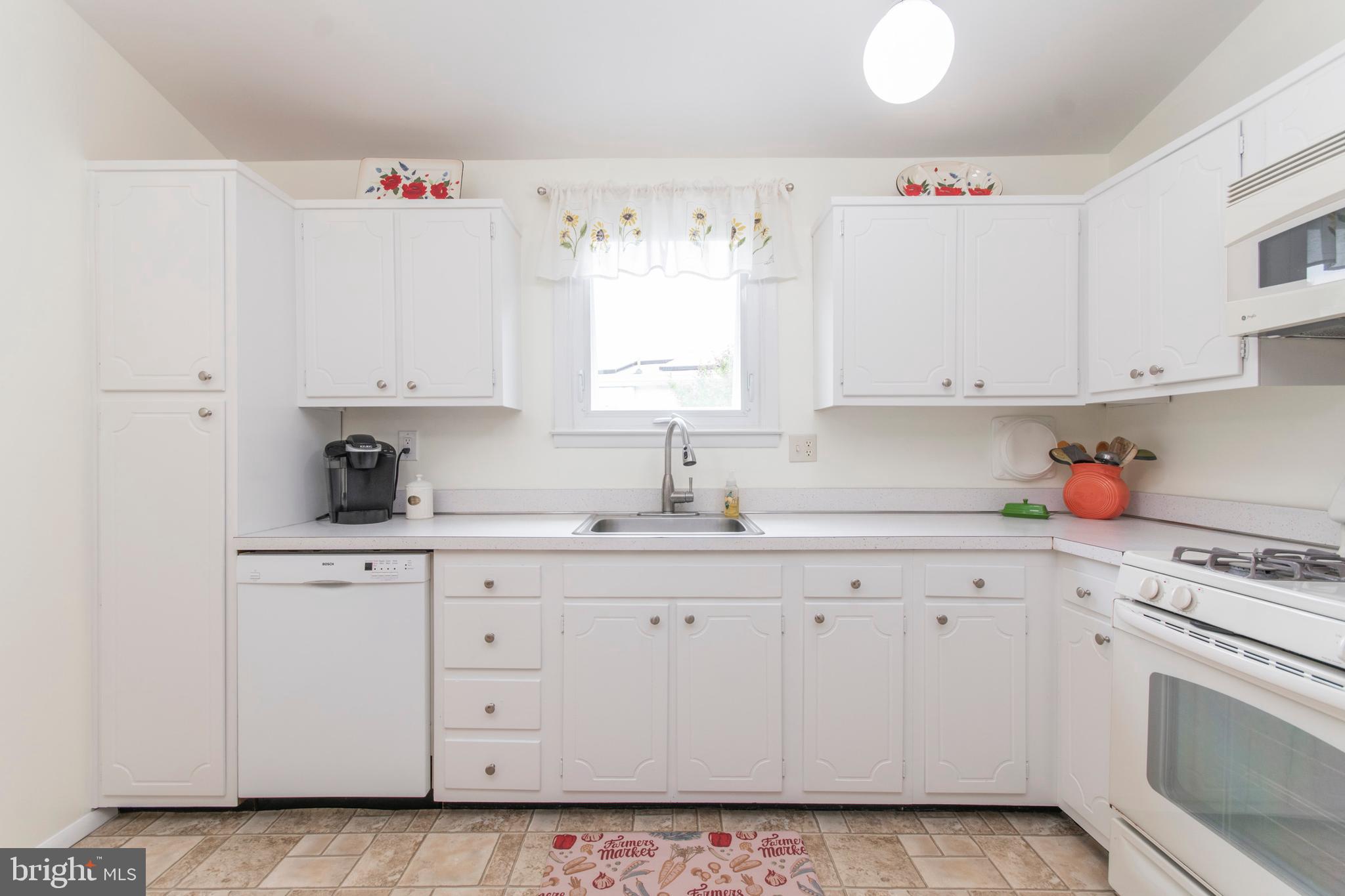 3645 Chesterfield Road Philadelphia, PA 19114 - Photo 10 of 29 Kitchen