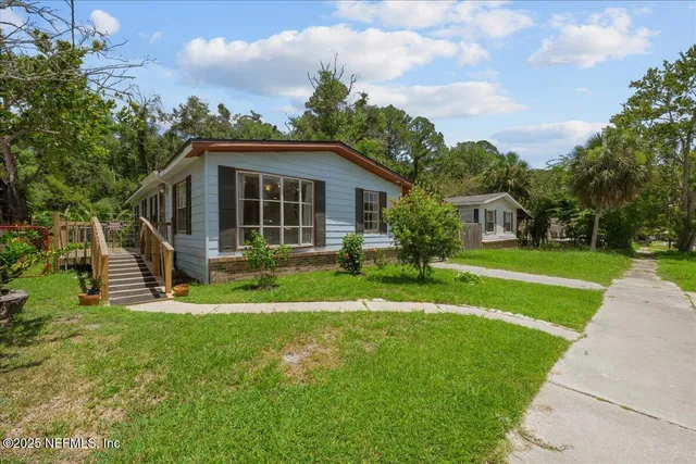 a view of a house with a yard