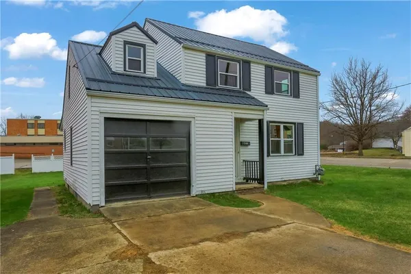 $1,300 | 740 Pershing Street, Ellwood City, PA 16117