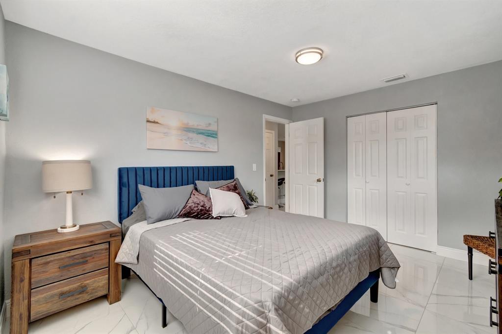 710 Southeast 3rd Avenue Delray Beach, FL 33483 - Photo 15 of 31 a bedroom with a bed and a lamp