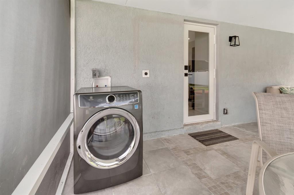 710 Southeast 3rd Avenue Delray Beach, FL 33483 - Photo 22 of 31 a view of a livingroom with washer and dryer