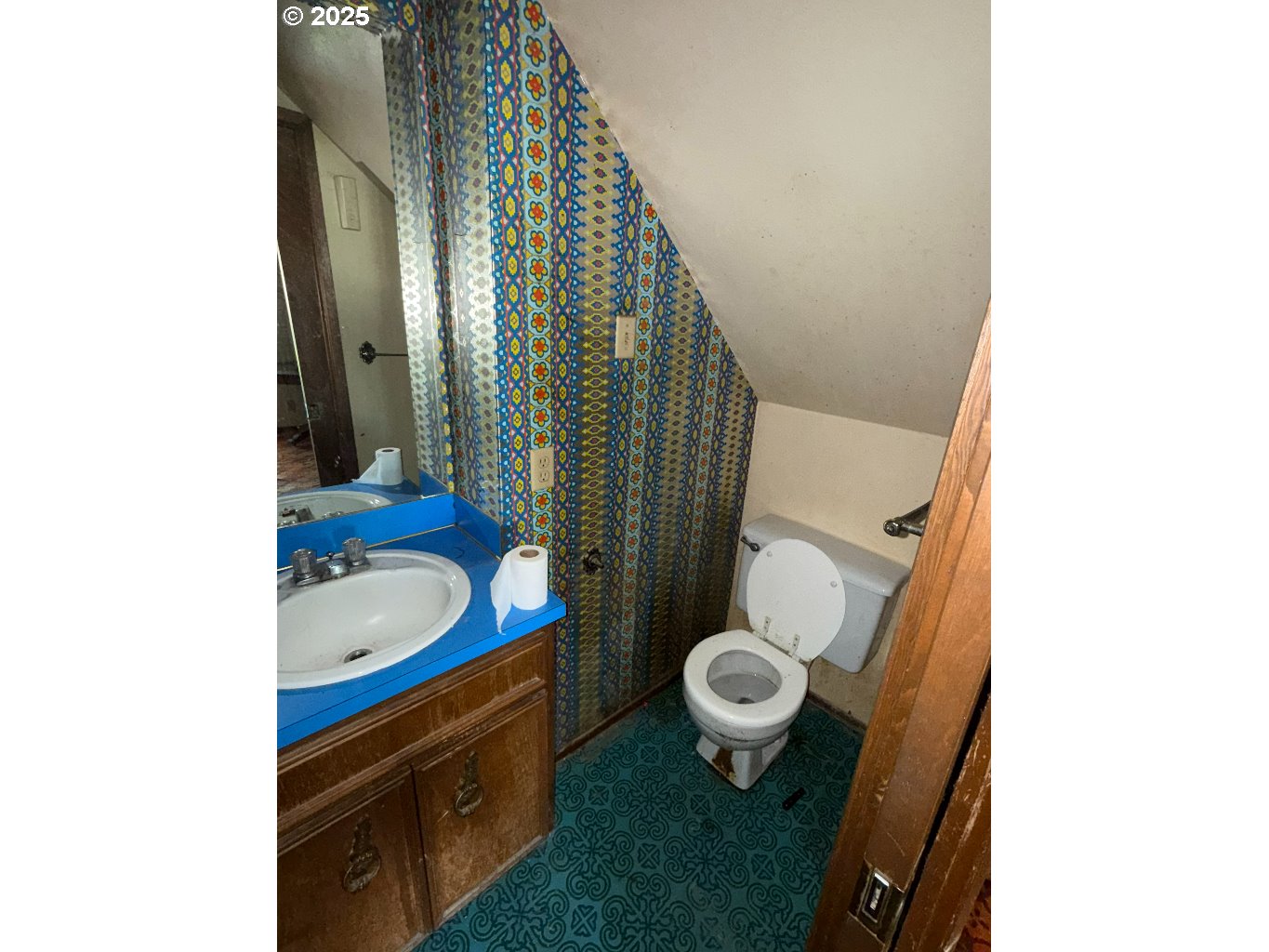 587 71st Street Springfield, OR 97478 - Photo 4 of 19 a bathroom with a sink and a mirror