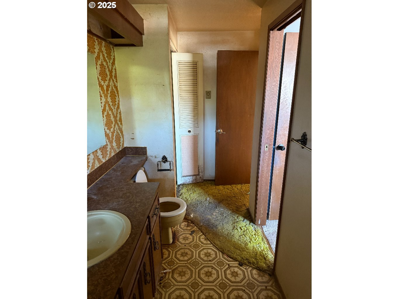 587 71st Street Springfield, OR 97478 - Photo 6 of 19 a bathroom with a sink and mirror